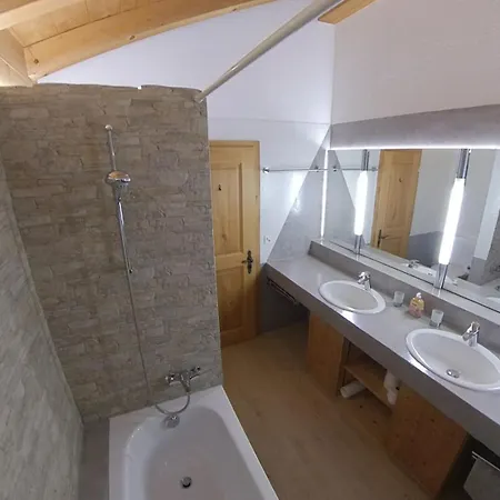Maliet - Spacious With 4 Double Pany