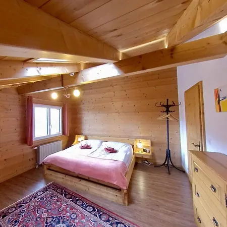 Maliet - Spacious With 4 Double Apartment
